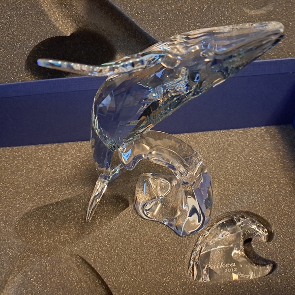 Pristine Swarovski crystal SCS 2012 Paikea whale and title plaque - Picture 1 of 10